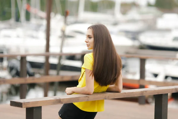 Jonge Vrouw Sportkleding Rust Promenade Van Jachtclub Lifestyle Activiteit Gezondheid — Stockfoto