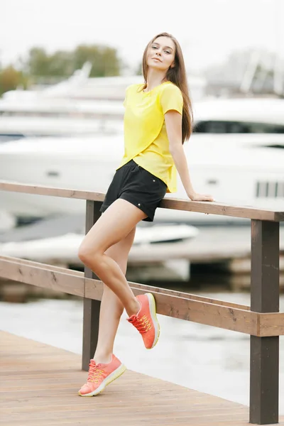 Eine Junge Frau Sportkleidung Ruht Auf Der Promenade Des Yachtclubs — Stockfoto