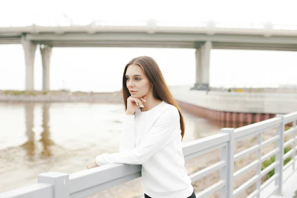 Ung Kvinna Sportkläder Vilar Promenaden Nära Bron Livsstil Vandring Utomhus — Stockfoto