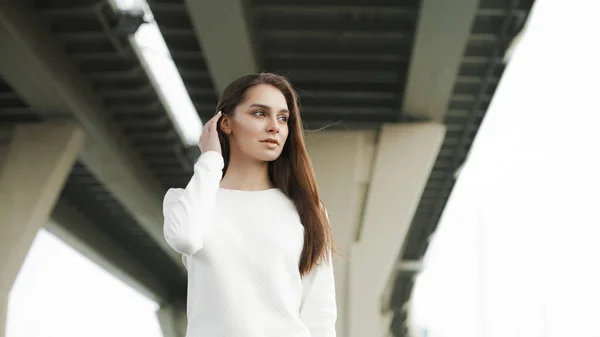 Portrait Jeune Femme Pull Blanc Sur Fond Pont Mode Vie — Photo