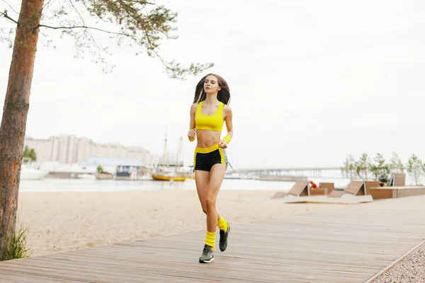 Ung Lycklig Kvinna Joggar Livsstil Skönhet Utomhusträning — Stockfoto