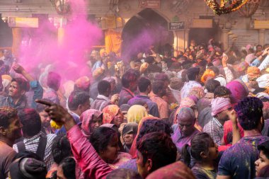 Barsana, Uttar Pradesh, Hindistan 03 Mart 2020. Shri Ji tapınağındaki Holi festivalinin kutlaması.