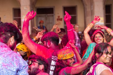 Barsana, Uttar Pradesh, Hindistan 03 Mart 2020. Shri Ji tapınağındaki Holi festivalinin kutlaması.