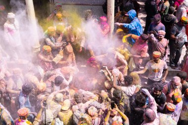 Nandgaon, Uttar Pradesh, Hindistan 05 Mart 2020. Nand Bhavan tapınağındaki Holi festivalinin kutlaması.