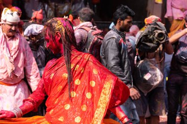 Nandgaon, Uttar Pradesh, Hindistan 05 Mart 2020. Nand Bhavan tapınağındaki Holi festivalinin kutlaması.