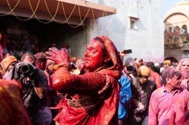 Nandgaon, Uttar Pradesh, Hindistan 05 Mart 2020. Nand Bhavan tapınağındaki Holi festivalinin kutlaması.