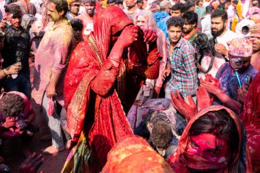 Nandgaon, Uttar Pradesh, Hindistan 05 Mart 2020. Nand Bhavan tapınağındaki Holi festivalinin kutlaması.