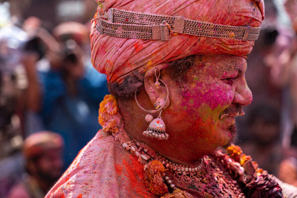 Нандгаон, Уттар-Прадеш, Индия 05 марта 2020 года. Празднование праздника Холи в храме Нанд Бхаван
