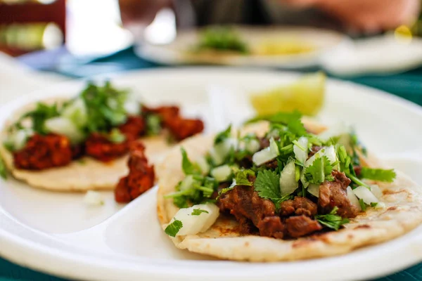 Authentic Mexican beef tacos in LA eatery — Stock Photo, Image