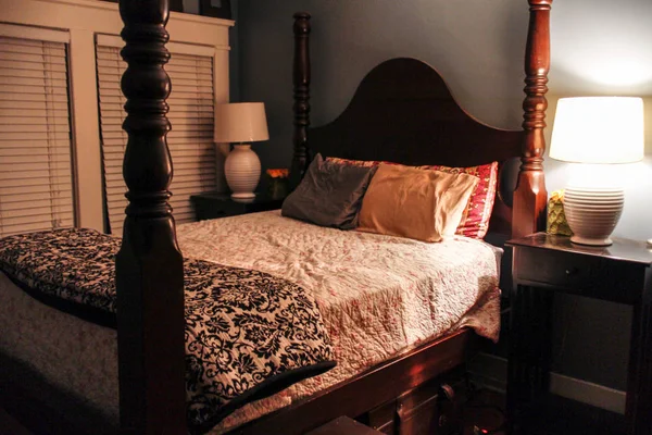 Antigua cama queen size de cuatro postes — Foto de Stock