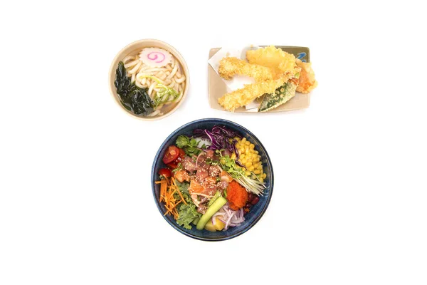 Poke kom en udon en tempura combo op wit — Stockfoto