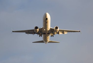Jet uçağı inişe geçiyor.