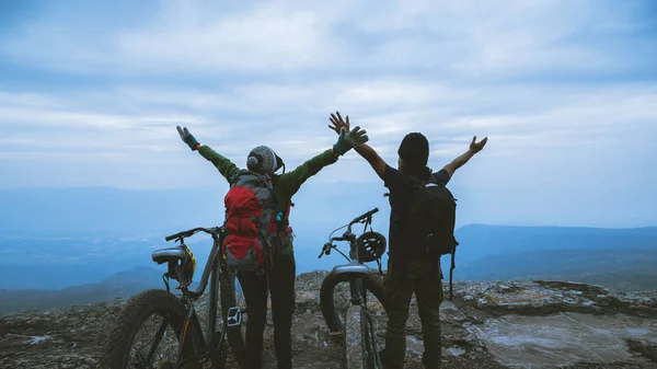 Asiatico amante donne e uomini Viaggi Natura. Viaggio relax andare in bicicletta Wilderness in natura. In piedi su una rupe rocciosa. viaggi Thailandia — Foto Stock