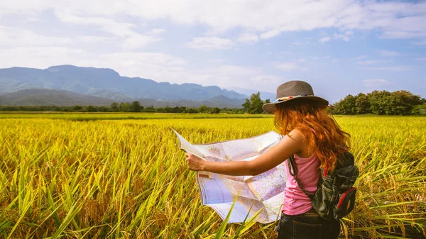 Mulheres asiáticas viajam Campos de arroz Amarelo dourado Nas montanhas nas férias. Viaje com um mapa de meninas asiáticas. Viagem de natureza relaxar verão — Fotografia de Stock