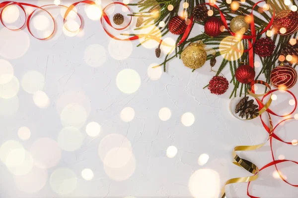 Decoración navideña bolas rojas y adornos sobre fondo bokeh abstracto con espacio de copia. Tarjeta de felicitación de fondo navideño para Navidad y Año Nuevo. Feliz Navidad. — Foto de Stock