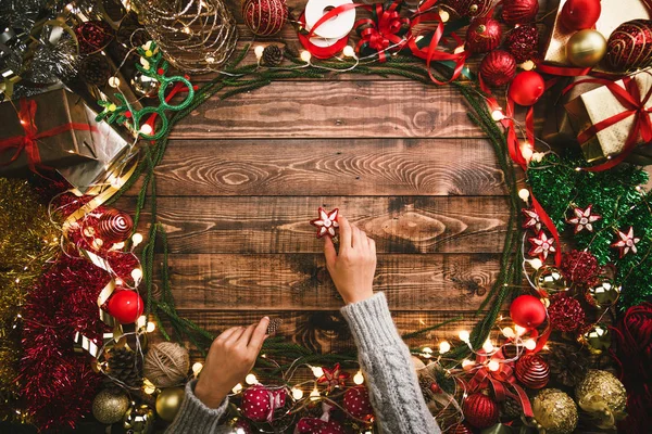 Tarjeta de felicitación de Navidad.Composición laica plana de Navidad, decoraciones navideñas, regalos de árbol de Navidad en el fondo de madera con espacio de copia para su texto . — Foto de Stock