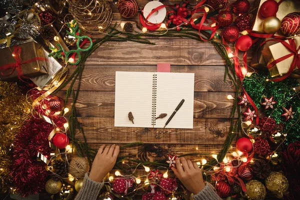 Tarjeta de felicitación de Navidad.Composición laica plana de Navidad, decoraciones navideñas, regalos de árbol de Navidad en el fondo de madera con espacio de copia para su texto . — Foto de Stock