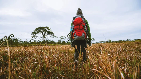 Asiatico donna viaggio natura. Viaggia rilassati. In piedi erba tocco naturale sulla montagna. Ragazza con uno zaino Camminando nella foresta di erba. viaggio natura. Viaggio relax . — Foto Stock