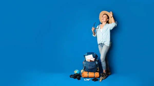 Fiatal ázsiai utazó boldog nő kék ingben hátizsákkal és felszereléssel utazók számára Nyaralás térképpel — Stock Fotó