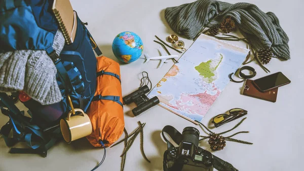 Turista planejamento de férias com a ajuda de mapa do mundo com outros acessórios de viagem ao redor . — Fotografia de Stock