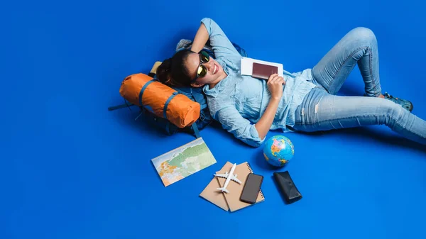 世界地図の助けを借りて、観光計画の休暇周辺の他の旅行アクセサリー。女性旅行者の睡眠リラックス — ストック写真
