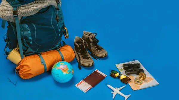 Das Konzept der Organisation von Reiseausrüstung im Gepäck. Konzeptzubehör für Urlauber mit Karte — Stockfoto