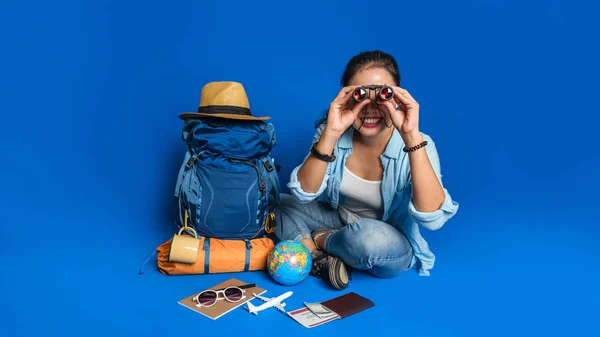 Jovem Asiático Viajante Mulher Feliz Camisa Azul Com Mochila Equipamentos — Fotografia de Stock