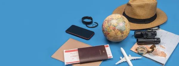 Touristen Planen Ihren Urlaub Mit Hilfe Einer Weltkarte Mit Anderen — Stockfoto