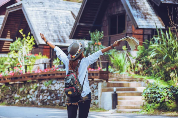 手の腕の中で本を持ち上げ 美しい自然を楽しむ自由旅行者の女性 テキストの空間 — ストック写真