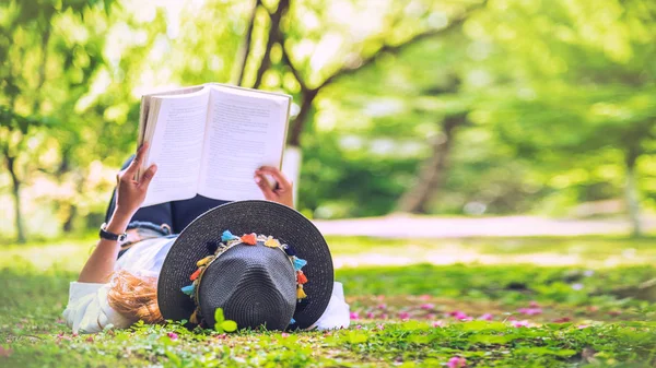 自由旅行者の女性公園で読書をし 美しい自然を楽しんでいます テキストの空間 — ストック写真