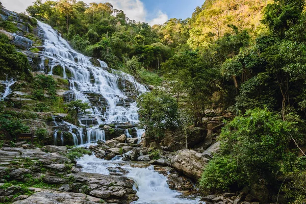 高山瀑布溪流景观 泰国清迈山区森林瀑布景观Mae Ya瀑布 — 图库照片