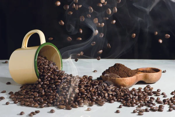 Kaffe Kopp Och Bönor Spridning Och Malet Kaffe Träskål Vit — Stockfoto