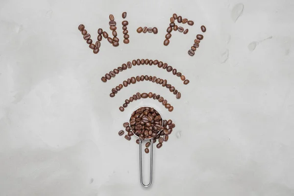 符号Wi Fi与咖啡豆衬里在白色背景上 咖啡豆形成一个Wifi符号 — 图库照片