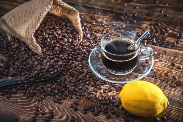 Xícara Café Grãos Café Torrados Saco Limão Colocados Uma Mesa — Fotografia de Stock