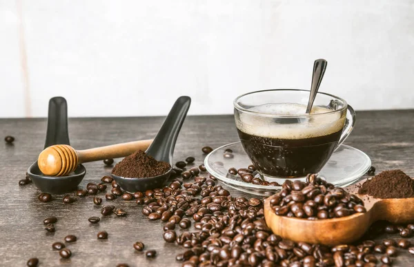 Kaffe Kopp Och Rostade Kaffebönor Påsen Och Honung Ett Träbord — Stockfoto
