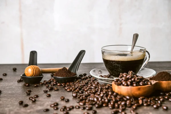 Kaffe Kopp Och Rostade Kaffebönor Påsen Och Honung Ett Träbord — Stockfoto