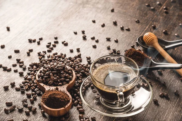 Kaffe Kopp Och Rostade Kaffebönor Påsen Och Honung Ett Träbord — Stockfoto