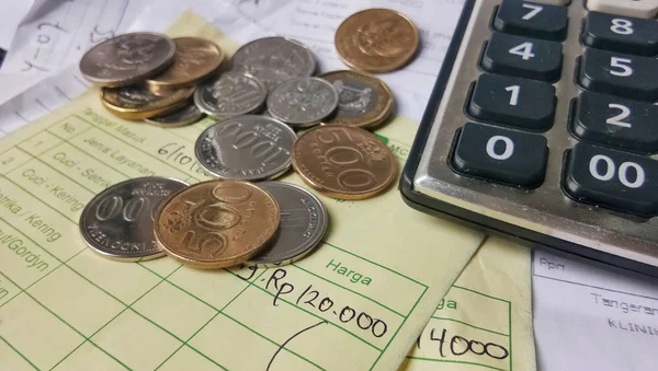 Endonezya Rupiahı ve Singapur Doları paralar, hesap makinesi ve fatura ödeme makbuzu hesaplama makaleyle ne örnek