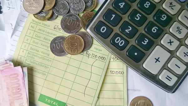 Gösterim amacıyla ödeme makbuzu hesaplama üst görünüm/düz yatıyordu