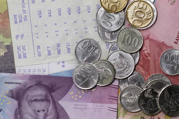 Ilustración de Gastos de Dinero y Pago con monedas, billetes de banco y papel de recibo, vista superior / plano —  Fotos de Stock