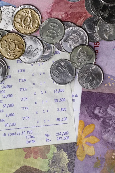 Paralar, paralar ve alış irsaliyesi kağıt çizimde para harcama ve ödeme üst görünüm/düz yatıyordu.