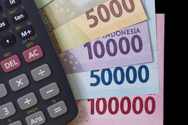 Görünümü top / para harcama ve ödeme hesaplama resimli banknotlar ve hesap makinesi ile yat