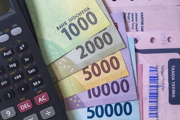 Görünümü top / yat para harcama ve ödeme hesaplama alış irsaliyesi, banknot ve hesap makinesi ile gösterilmiştir