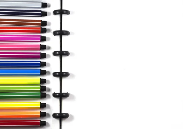 Üstten Görünüm beyaz boş sketchbook renk kalem iş şablonu ile