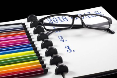 2018 gol metin renk kalem ve göz gözlük ile beyaz eskiz defteri üzerinde