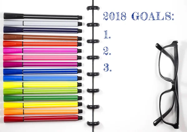 2018 gol metin renk kalem ve göz gözlük, üst görünüm/düz Lay ile beyaz eskiz defteri üzerinde