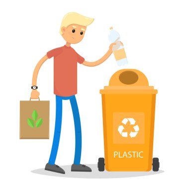 Adam plastik bir şişeyi çöp kutusuna atıyor. Çevre çantalı bir adam.