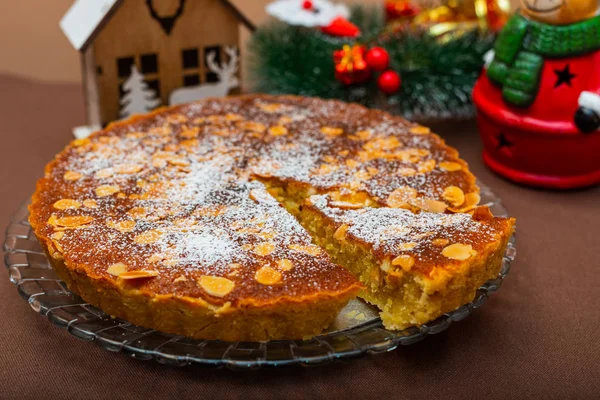 Schwedischer Mandelkuchen Torte Mit Weihnachtlichem Hintergrund — Stockfoto