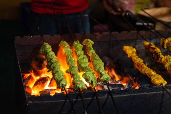 Streetfood Traditionelle Gegrillte Tandoori Aus Verschiedenen Fleischsorten Mit Holzkohle Und — Stockfoto