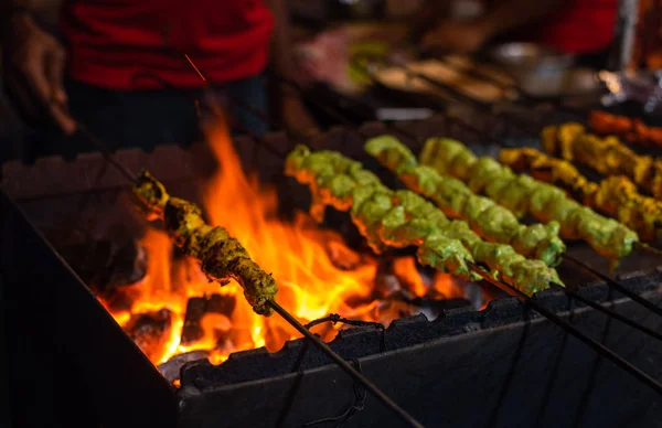 Utcai Ételek Hagyományos Grillezett Tandoori Válogatott Húsból Faszénnel Nyársra Tűzzel Jogdíjmentes Stock Képek